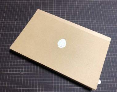 《孩子拜託媽媽做電腦的結果》超神媽咪用紙箱自製完成度超高的＂草莓＂筆電...