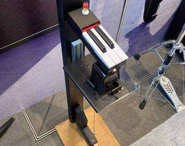 不需用手碰觸《鋼琴造型消毒站》YAMAHA樂器公司特有的防疫裝置引發話題♫