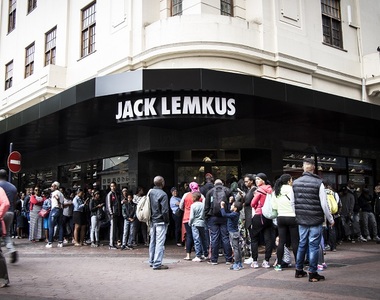 終結炒鞋這招或許有效?!《潮鞋店家出招》要求消費者穿上剛買到手的限量鞋!