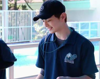 《水族館型男》肺炎疫情下休園中的水族館，不推動物開始改推園內飼育員...ww