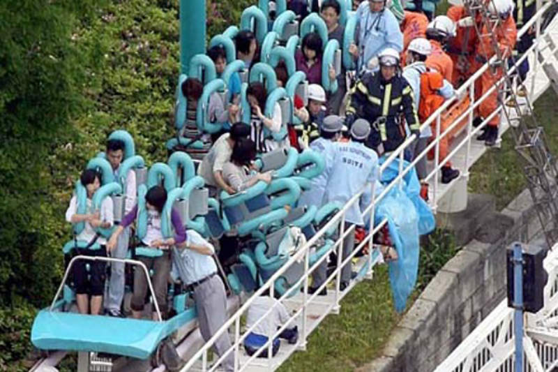 萬博樂園雲霄飛車脫軌意外 日本遊樂園史上數一數二的恐怖事件好心讓位給小孩遭死劫