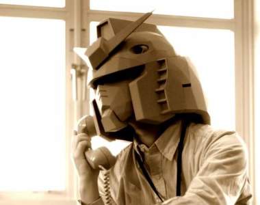 網友製作《鋼彈紙箱頭盔》不要問我喜不喜歡鋼彈，因為我就是鋼彈