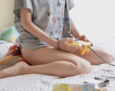 女孩的理想與現實《沉迷遊戲的女朋友》網友的焦點不是大腿而是握手把的方式???