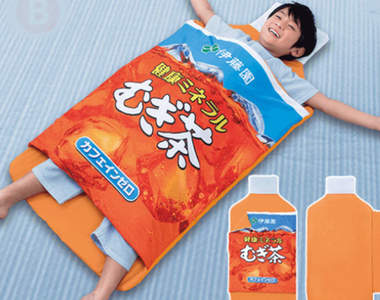 《贈品睡袋的理想與現實》完全再現麥茶瓶身的涼感睡袋，大人實際睡進去結果變這樣ww