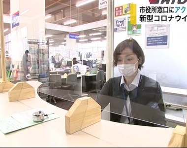 《疫情下壓克力大熱門》各行各業搶著加裝壓克力板 加工廠老闆一人趕工應付爆量訂單