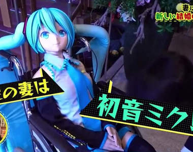 《等身大初音的京都旅行》跟拍和初音未來結婚的男人 突破次元之壁尋求幸福是未來趨勢