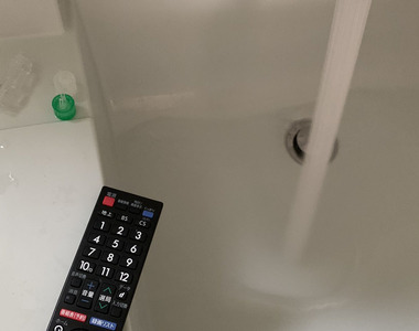 《遙控器與水的初見面》是時候該讓平時待在客廳的遙控器見見世面惹（？）