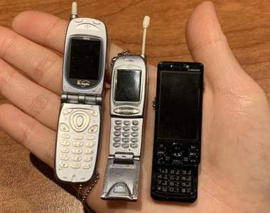 6.7年級生有感《懷舊手機扭蛋》大家第一支拿的手機是可以玩貪食蛇的那種嗎?