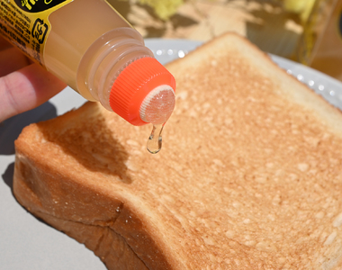 膠水塗吐司！？《膠水蜂蜜》塗起來像膠水一樣的不髒手設計，只需小心嚇到人...