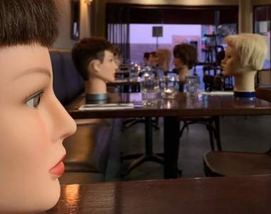 修蛋幾累《驚見放滿假人頭的咖啡廳》這不是電影場景，只是因為沒生意而已QQ