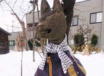 沖館稻荷神社《穿著風衣的狐像》不同季節悄悄換裝的狐狸雕像引發瘋傳 沖館稻荷神社《穿著風衣的狐像》不同季節悄悄換裝的狐狸雕像引發瘋傳
