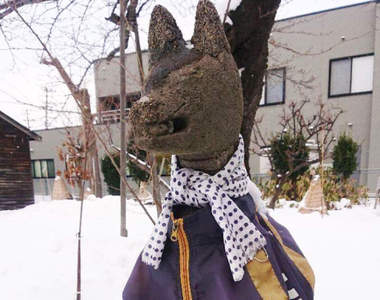 沖館稻荷神社《穿著風衣的狐像》不同季節悄悄換裝的狐狸雕像引發瘋傳