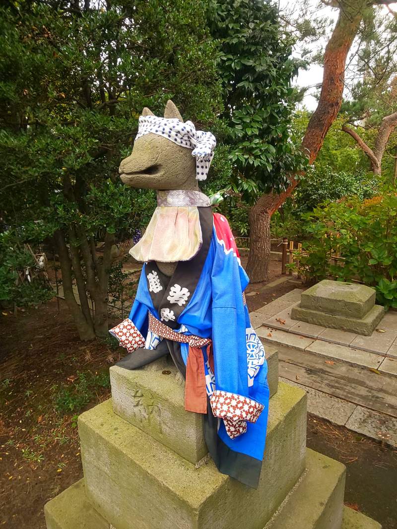 圖片4 沖館稻荷神社《穿著風衣的狐像》不同季節悄悄換裝的狐狸雕像引發瘋傳 | 宅宅新聞