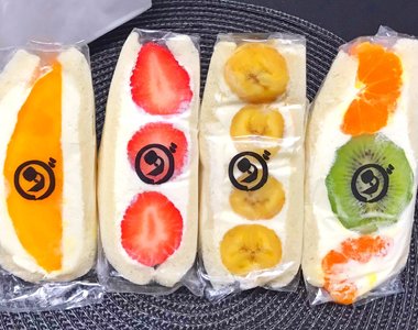 水果店認真做的《水果三明治》整齊的斷面已讓人療癒,一口下去還有滿滿的幸福感❤