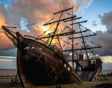 日本公園裡的《落難船遊具》專業攝影師掌鏡更添有如幽靈船的神秘氣息...