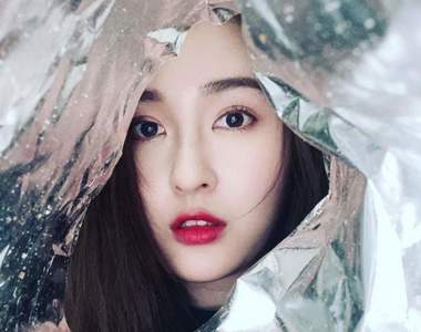 SNS新流行《零食袋拍美照》鋁箔袋特有的反光質感，拍出有如宣傳照般的炫彩效果❤