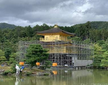 《金閣寺》施工中的拍照對策 為了特地前來的遊客竟然用這種方法讓金閣寺入鏡ww