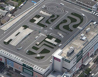 珍奇百景《屋頂上的駕訓班》存在日本各地大型商場頂樓的汽車駕訓班