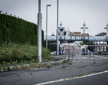 《廢墟感滿滿的迪士尼樂園》肺炎疫情影響持續休園的遊樂園，突然衝出活屍也不意外ww