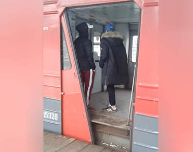 戰鬥民族日常《不正常的俄羅斯電車車門》對~好像不應該長這樣齁XD