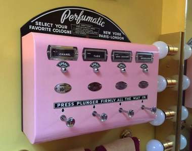 1950年代《香氣販賣機》忘了噴香水出門的時候,只要投幣就能立刻香噴噴♪