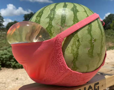 【有片】實驗《矽膠隆乳可以擋子彈嗎》大難不死只能算運氣好，所以注意別被打到...