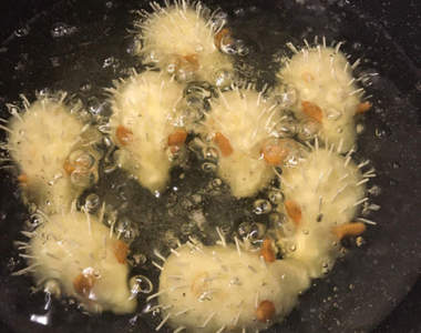 料理悲劇《刺蝟造型馬鈴薯球》油鍋裡一隻隻可愛的洋芋刺蝟，炸出來竟然變這樣......