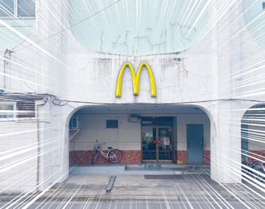 《超破舊麥當勞》有如秘密組織一般的低調外觀,讓人懷疑這是真的麥當勞嗎?