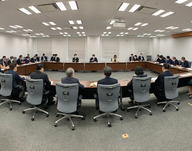 《日本政府推行數位化》網友吐槽官員還在用原始紙筆 數位化本部第一次開會就炎上