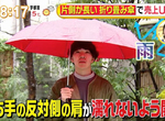 《其中一邊特別長的傘》日本狂銷創意發明用途超廣泛 共撐一傘再也不怕淋溼肩膀了 《其中一邊特別長的傘》日本狂銷創意發明用途超廣泛 共撐一傘再也不怕淋溼肩膀了