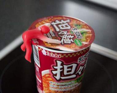 泡麵宅小物《杯麵人》幫你牢牢看緊晚餐消夜的好夥伴