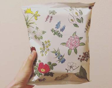 《包裝超可愛的花樣洋芋片》拿在手上有如包包一般的高雅花紋，其實是北海道人氣伴手禮❤