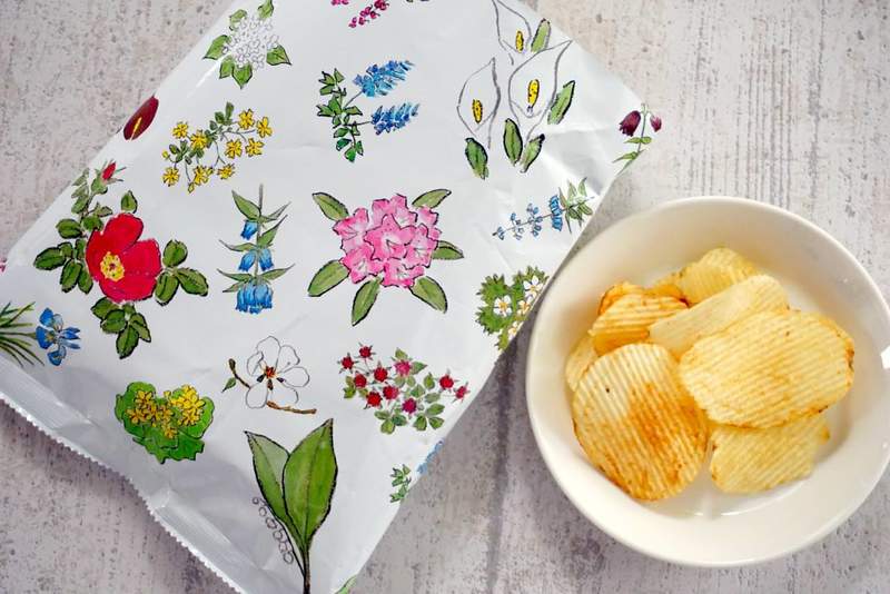 包裝超可愛的花樣洋芋片 拿在手上有如包包一般的高雅花紋 其實是北海道人氣伴手禮