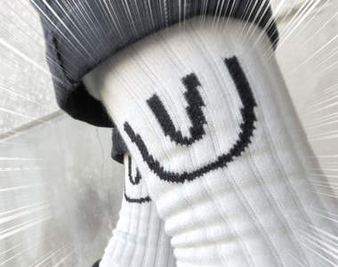 【男根注意】《老婆買的襪子》超直白品牌名稱配上LOGO,絕對吸引眾人目光╰⋃╯