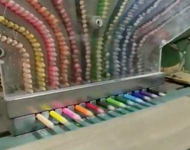 【有片】《實拍色鉛筆工廠生產過程》五顏六色自動化包裝畫面真療癒