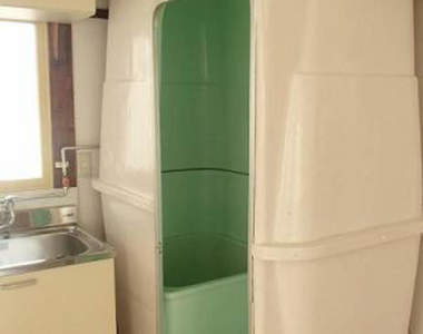 《租屋驚見珍奇物件》從沒看過的獨立膠囊型浴室，原來是昭和時代的特有產物...