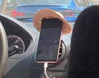 創意爆棚《網路上的生活智慧王》拿頂草帽幫手機遮陽,太聰明惹