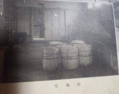 推特瘋傳《大正時代的停屍間照》屍體坐著入棺的「棺桶」引發熱論