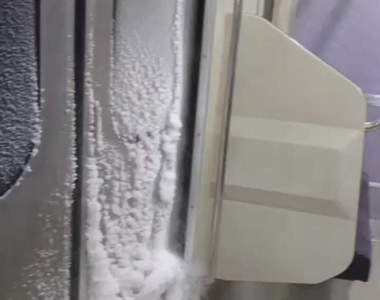 雪國才有的體驗《結霜的電車車門》瞬間懷疑自己在搭奔馳鐵道上的冷凍庫（？）