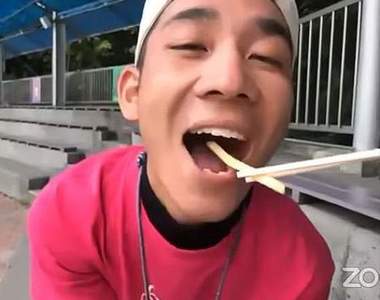 《餵食型男飼育員》日本水族館推線上餵食秀,餵食選項不只動物竟然還有飼育員...