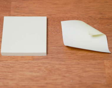 《便利貼的正確撕法》每次撕下都黏不住的問題,原來只要改變撕法就能解決!?