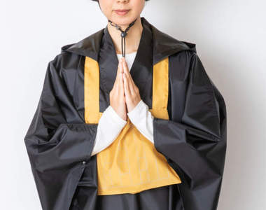 佛系商品《僧侶袈裟雨衣》穿這個走在路上想不被注意到都很難