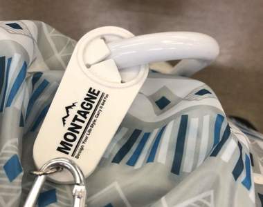 雨天必見《大創毛巾夾的便利用法》掛著雨傘帶著走,解決麻煩的手拿問題...