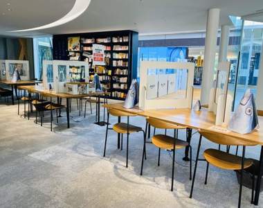 《近畿大學另類防疫對策》桌上放「鮪魚」來讓學生們保持安全社交距離（？）