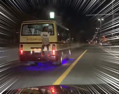 【有片】高速道路驚見《站在車尾的短裙妹》嚇壞後方駕駛直接打電話報警ww