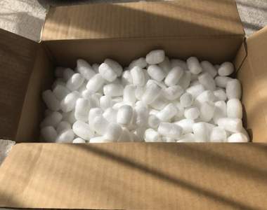 小孩創意無限《包裹裡的緩衝物大變身》女兒拿走緩衝物結果換回一盤壽司!?