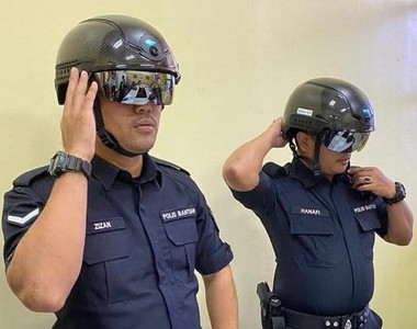 防疫新創意《新冠病毒檢測頭盔》可以檢查體溫的高科技帥氣裝備