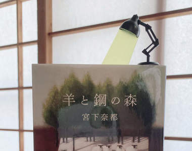 百圓商店新發現《檯燈書籤》從此每本書上都有一台自己專屬的檯燈❤