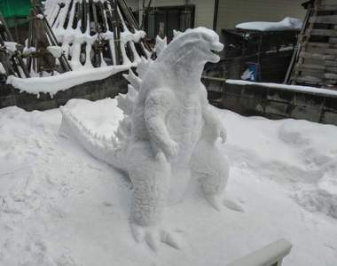 王者之像《哥吉拉雪雕》冷到靠杯也不影響神人堆出藝術品