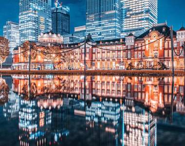 絕美《雨天的東京車站》淋濕的路面倒映出滿富歷史風味的紅磚建築之美